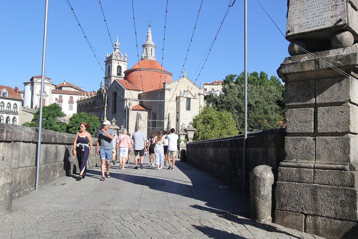 Lisbon to Douro Valley One Way Trip Up to 4 Stops