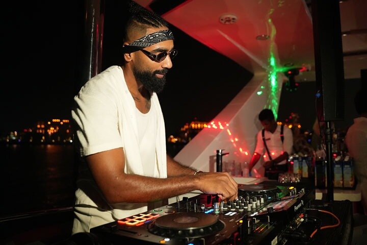 Dubai: Luxury Superyacht with Live DJ, Swimming & Open Bar