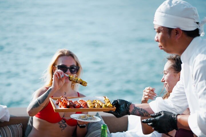 Dubai: Luxury Superyacht with Live DJ, Swimming & Open Bar