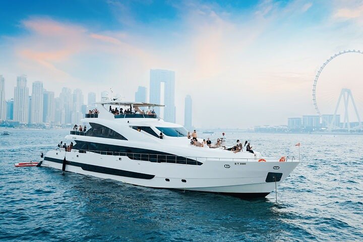 Dubai: Luxury Superyacht with Live DJ, Swimming & Open Bar