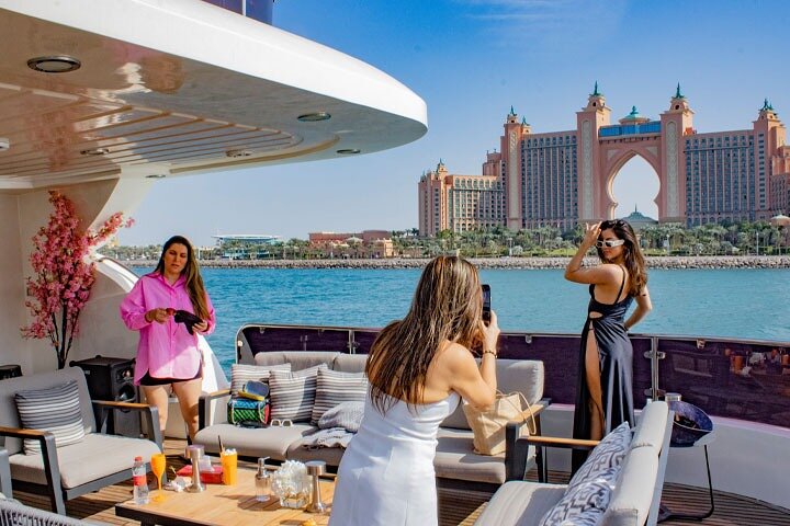 Dubai: Luxury Superyacht with Live DJ, Swimming & Open Bar