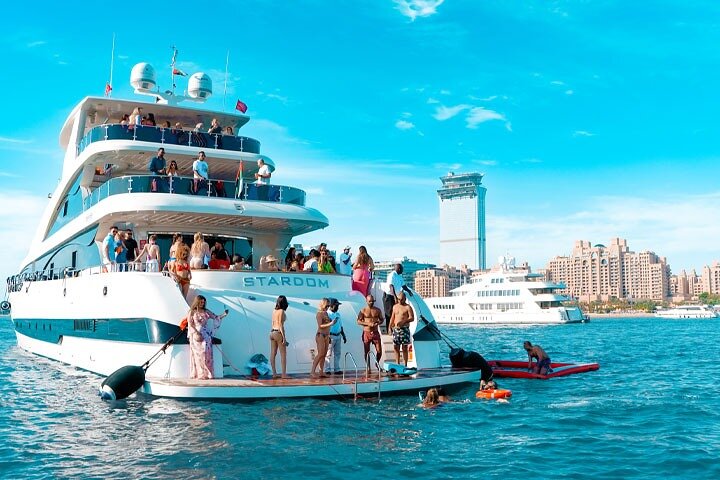 Dubai: Luxury Superyacht with Live DJ, Swimming & Open Bar