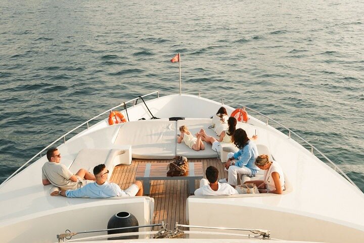 Dubai: Luxury Superyacht with Live DJ, Swimming & Open Bar