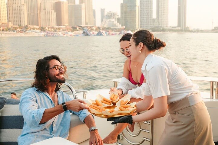 Dubai: Luxury Superyacht with Live DJ, Swimming & Open Bar
