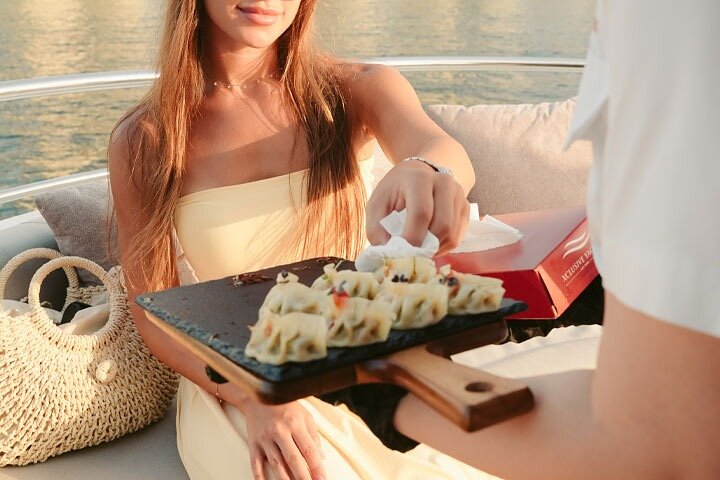 Dubai: Luxury Superyacht with Live DJ, Swimming & Open Bar