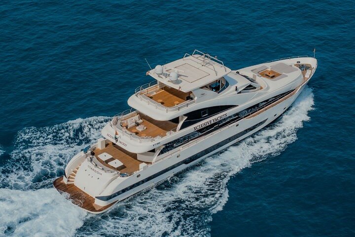 Dubai: Luxury Superyacht with Live DJ, Swimming & Open Bar