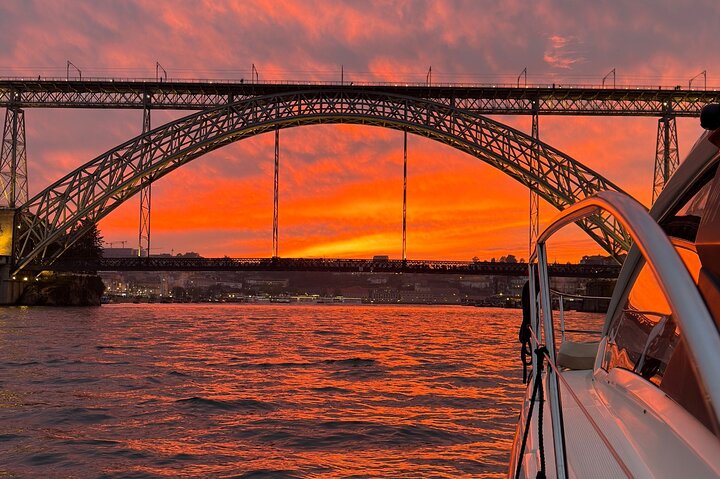 Porto: Luxury Yacht Cruise – 7 Bridges with Wine Tasting & Snacks
