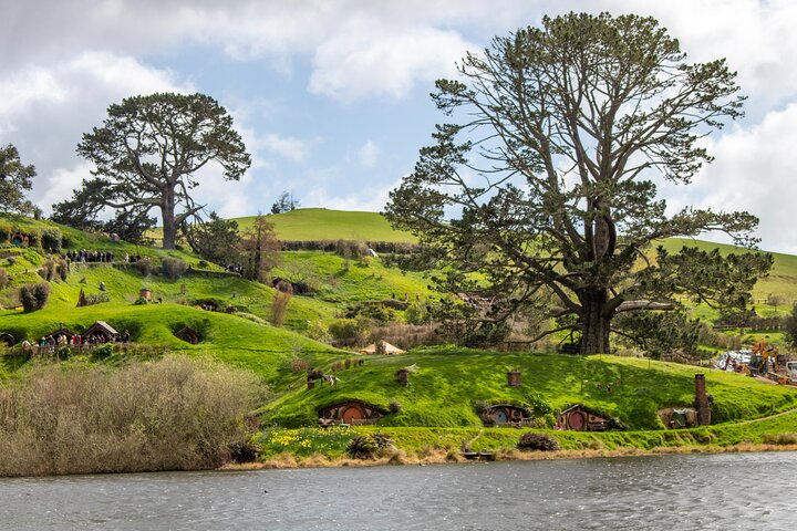 Hobbiton & Waitomo Glowworm Caves Tour with Lunch from Auckland