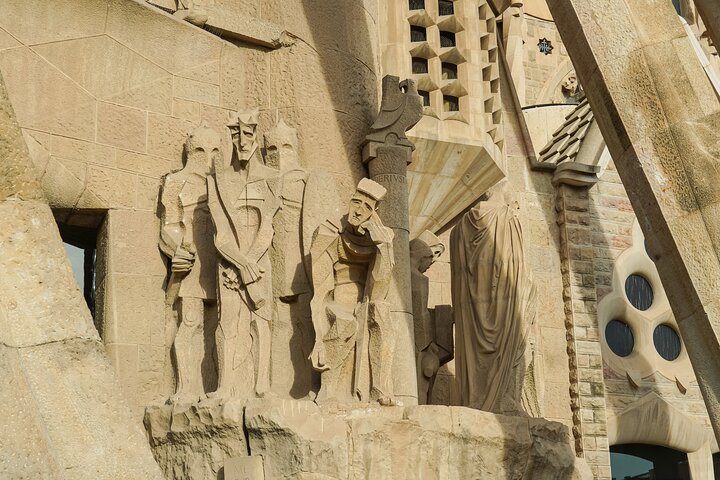 Barcelona: Sagrada Familia Skip-the-Line Guided Tour and Tickets