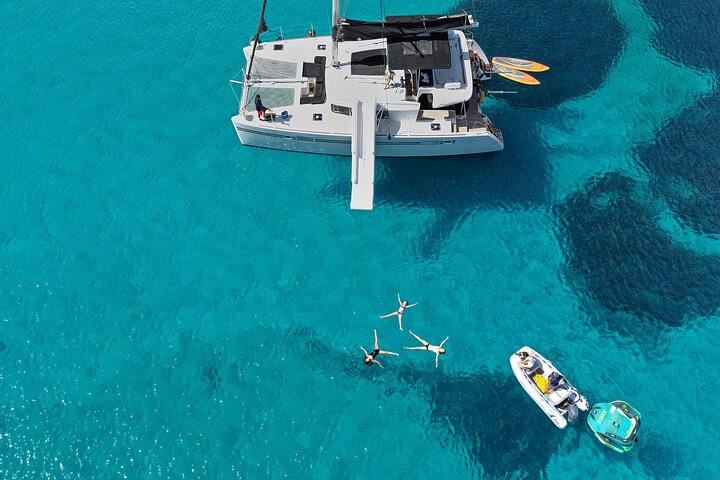 Heraklion: Dia Catamaran Cruise Mediterranean Meal & Water Fun