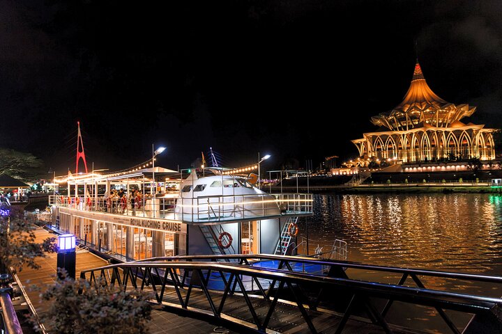 Kuching Night City Cruise with Traditional Show and Drink Tour