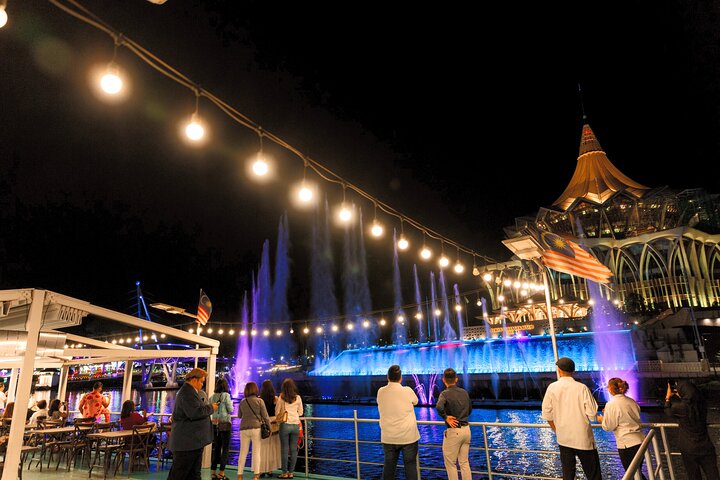 Kuching Night City Cruise with Traditional Show and Drink Tour