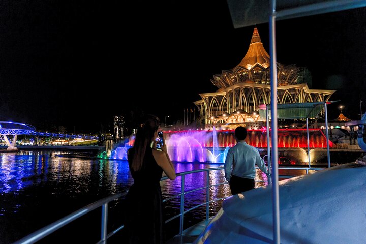 Kuching Night City Cruise with Traditional Show and Drink Tour