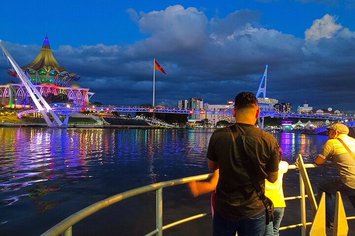 Kuching Night City Cruise with Traditional Show and Drink Tour