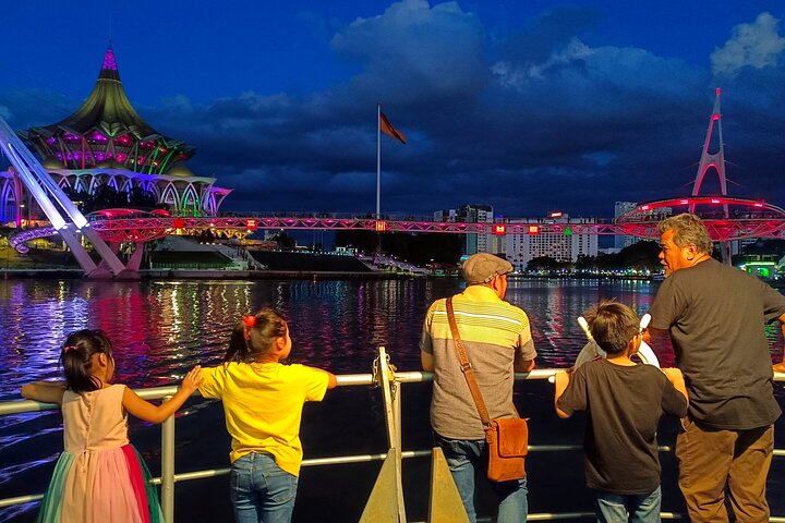 Kuching Night City Cruise with Traditional Show and Drink Tour