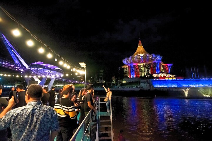 Kuching Night City Cruise with Traditional Show and Drink Tour