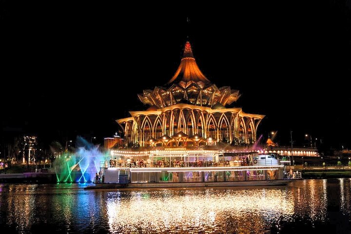 Kuching Night City Cruise with Traditional Show and Drink Tour