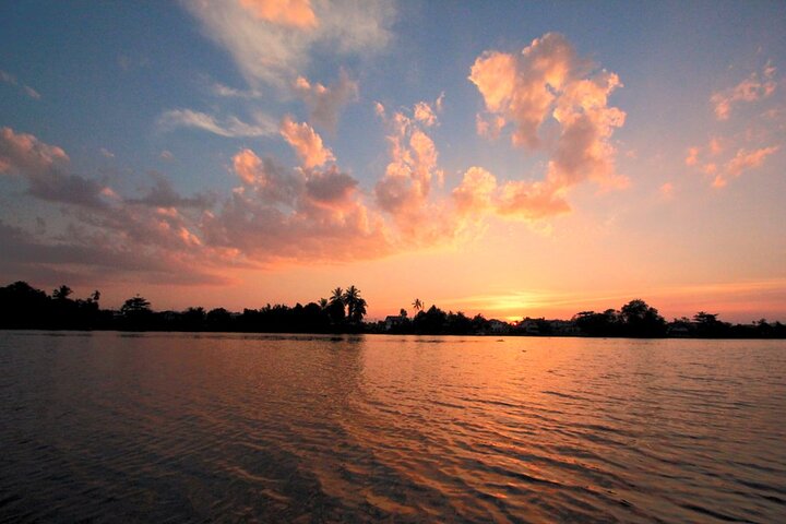 Kuching Royal Cruise Sunset Culture Show and Optional Dinner