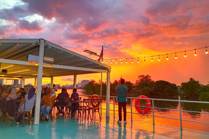 Kuching Royal Cruise Sunset Culture Show and Optional Dinner