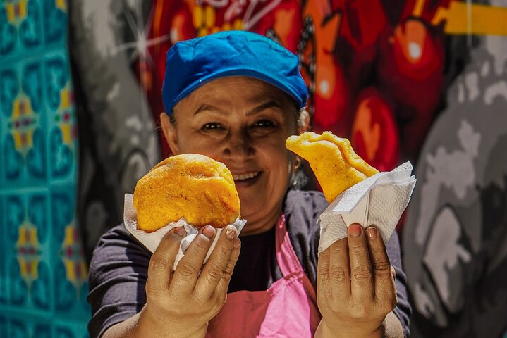 Comuna 13 Graffiti Tour with Street Food