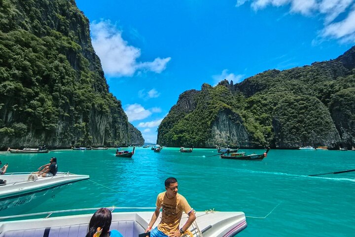 Best of Phi Phi Island Adventure Day Tour with Lunch from Phuket