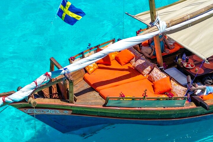 Private/Sharing: Explore Mnemba Island with a dhow