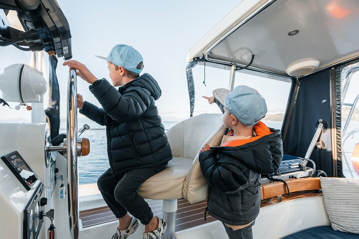 Luxury Sailing - Māori Rock Carvings - Taupo Sailing Adventures