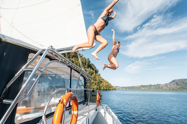 Luxury Sailing - Māori Rock Carvings - Taupo Sailing Adventures