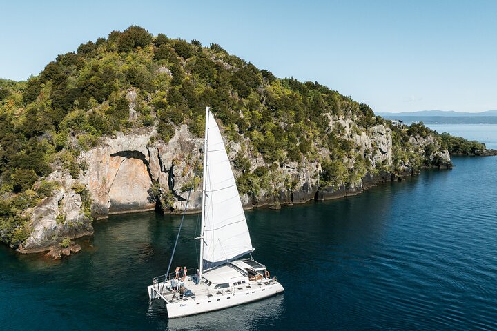 Luxury Sailing - Māori Rock Carvings - Taupo Sailing Adventures