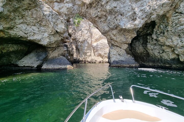 Shared boat tour in Vieste with bathing stop