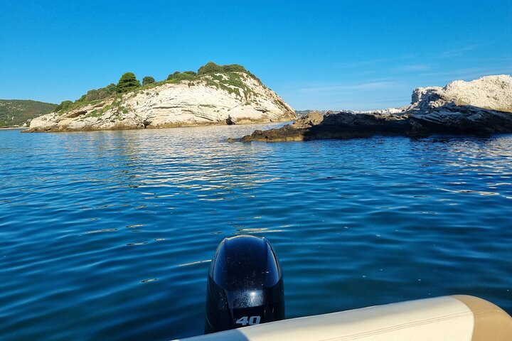 Shared boat tour in Vieste with bathing stop