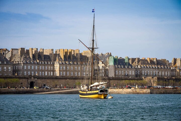 Hello Saint-Malo: Private 2-Hour Intro City Walk with Local Guide