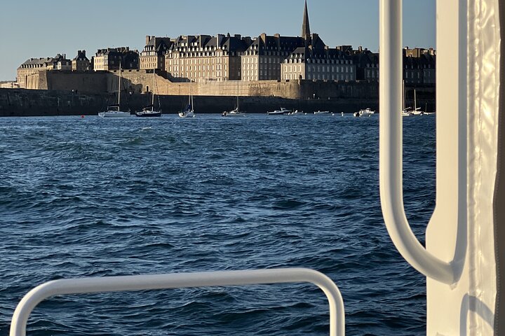 Saint-Malo: 1h30 guided boat trip (Commented FR & EN)
