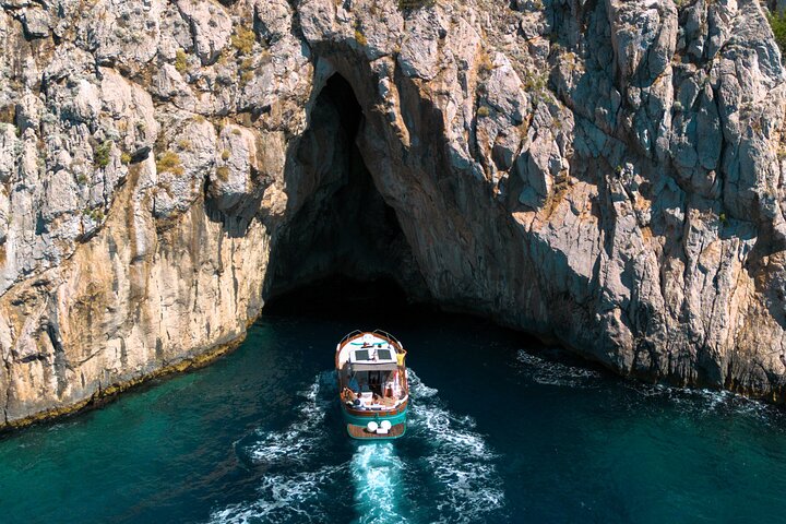 Small Group Amalfi Coast Boat Tour from Naples with Light Lunch