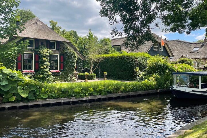 Giethoorn Canal Tour 1 Hour Through the City Center