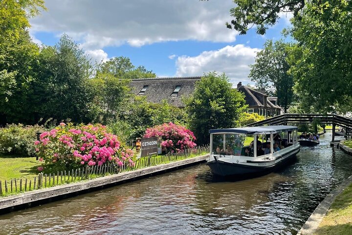 Giethoorn Canal Tour 1 Hour Through the City Center