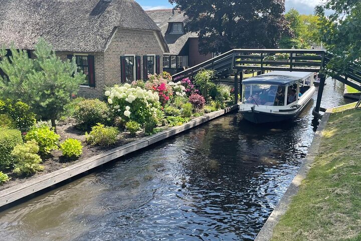 Giethoorn Canal Tour 1 Hour Through the City Center