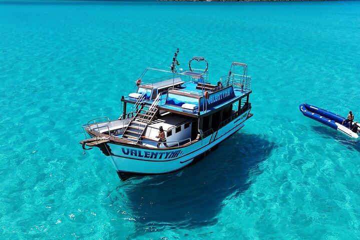 Two Floor Boat Tour with Toboágua Arraial do Cabo