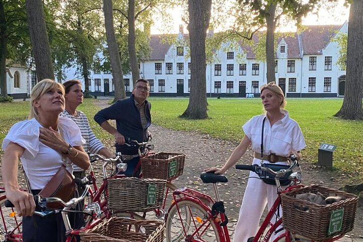 Bruges Guided Retro Biketour: Highlights, Hidden Gems & Tasting