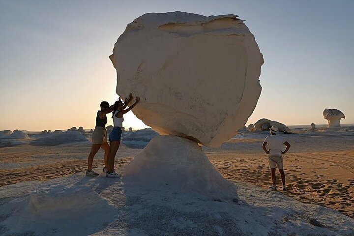 2-Day Bahariya Oasis White and Black Overnight Camping Jeep Tour