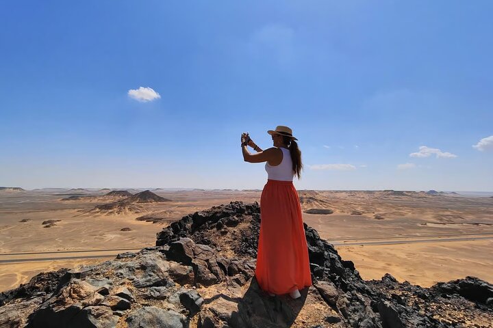 2-Day Bahariya Oasis White and Black Overnight Camping Jeep Tour