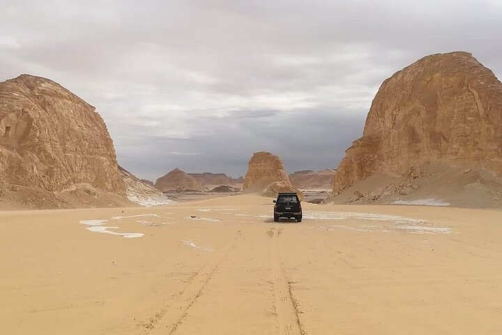 2-Day Bahariya Oasis White and Black Overnight Camping Jeep Tour