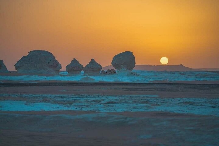 2-Day Bahariya Oasis White and Black Overnight Camping Jeep Tour