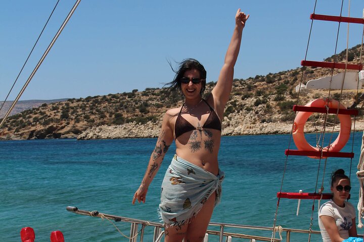 Naxos: Shared Traditional Boat Trip to Rina Cave from Panermos.