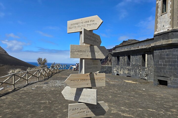 Horta, Faial: 1 Day Tour with Capelinhos, Caldeira and Local Guide