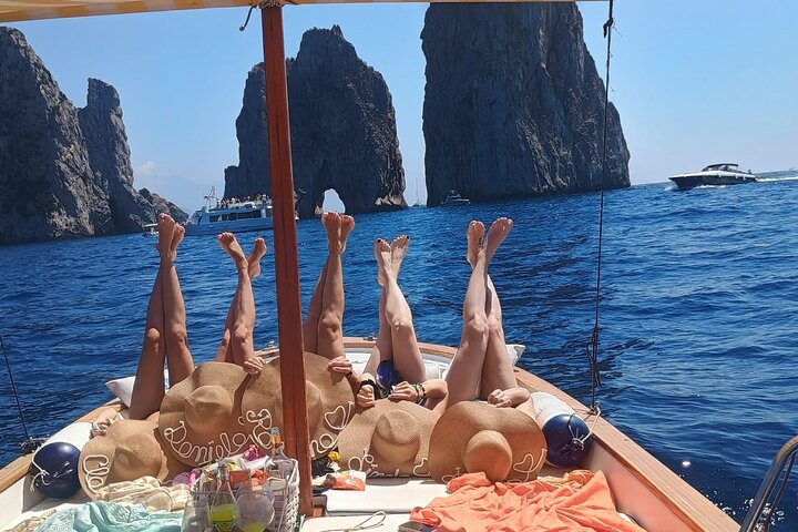 Capri Shared Tour : Caves, Dives, Limoncello and Caprese Cake