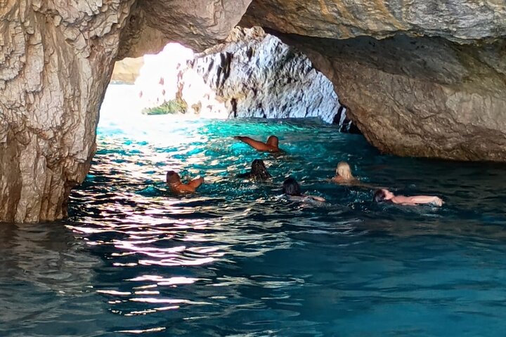 Capri Shared Tour : Caves, Dives, Limoncello and Caprese Cake