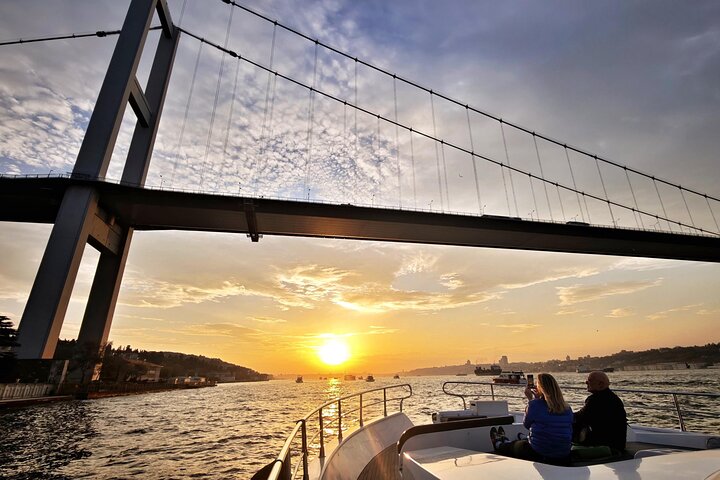 Istanbul Bosphorus Sunset Luxury Yacht Cruise with Snacks
