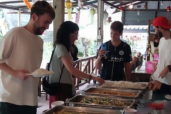 Chiang Rai 7 Highlights: White & Blue Temple, Golden Triangle