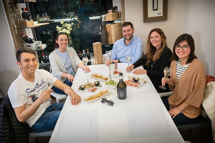 Luxury Wine Tasting Experience in Alba